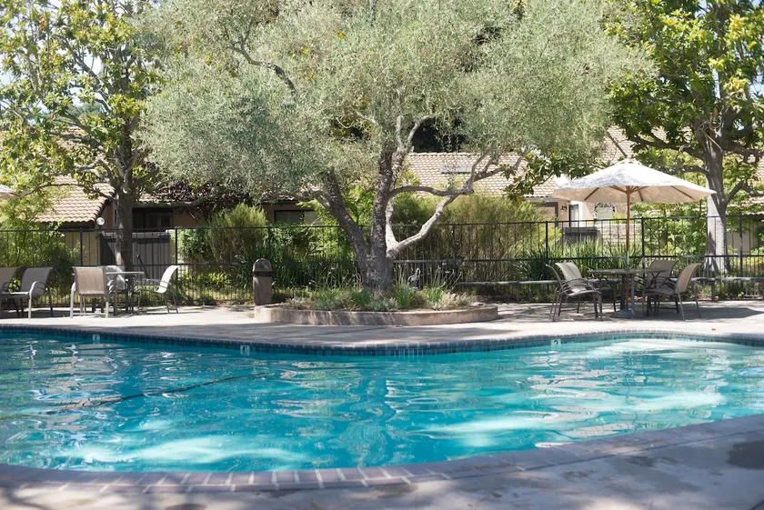 ♥Luxe 2BR, 2 patios, pool, 10 Min To Dwtn/wineries - Image 1