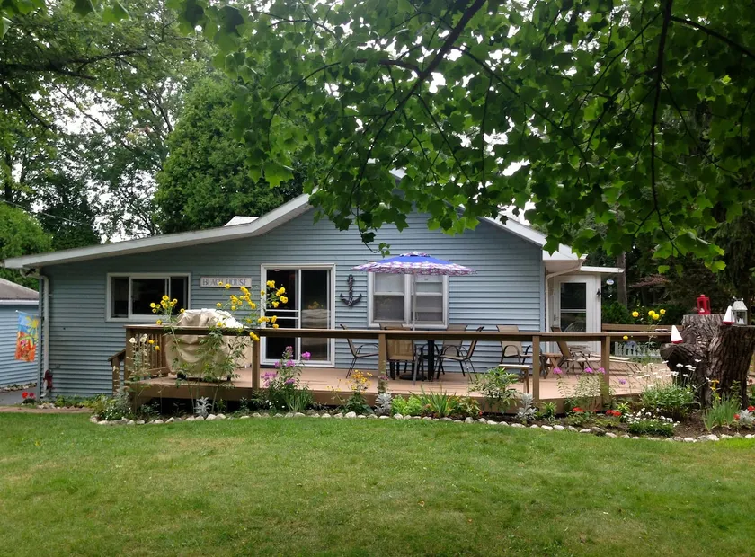 Sandy Feet Cottage, Port Huron - 1 Block to Lake - Image 1