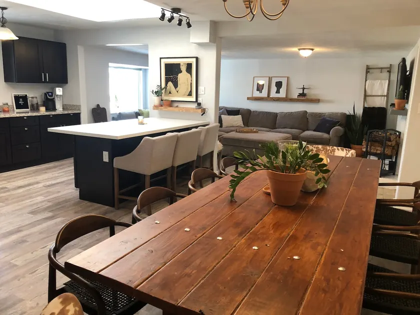 Sleeps 10 - Open layout, minutes north of downtown - Image 1