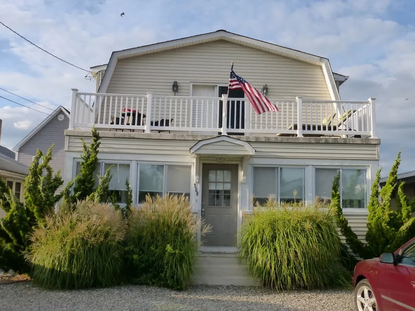 Beautiful Home 2 Blocks from Beach - Image 1