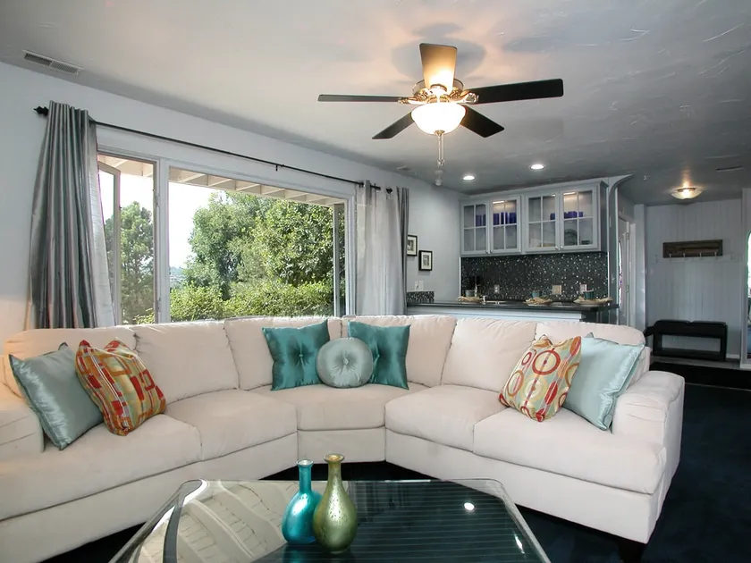 PICTURESQUE BLUFF SIDE APARTMENT IN HOME - Image 1