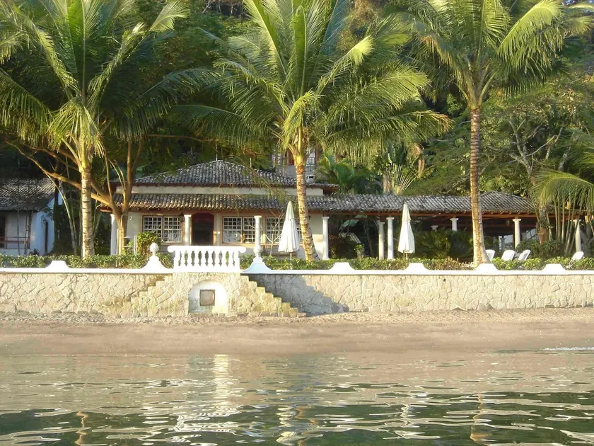 Island beach-front property - Image 1