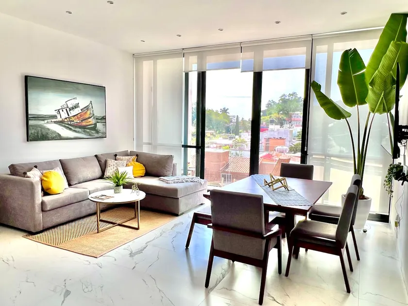 Luxury apartment with pool, gym, jacuzzi, Netflix, and wifi - Image 1