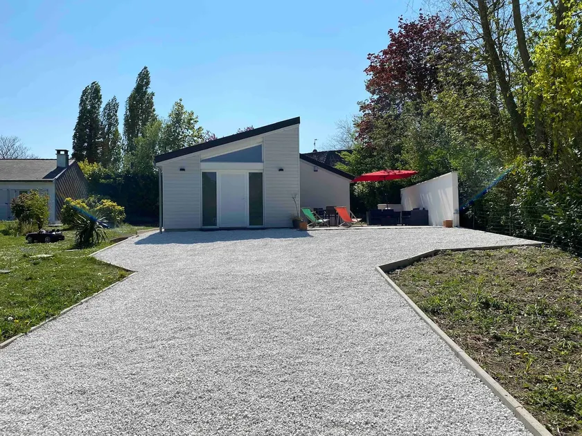 Villa with garden and private parking - Image 1