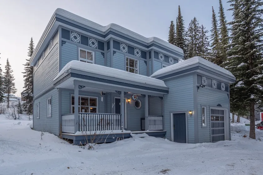 Entire 4 Bedroom Home Right on trails - Sauna & Private Hot Tub! - Image 1