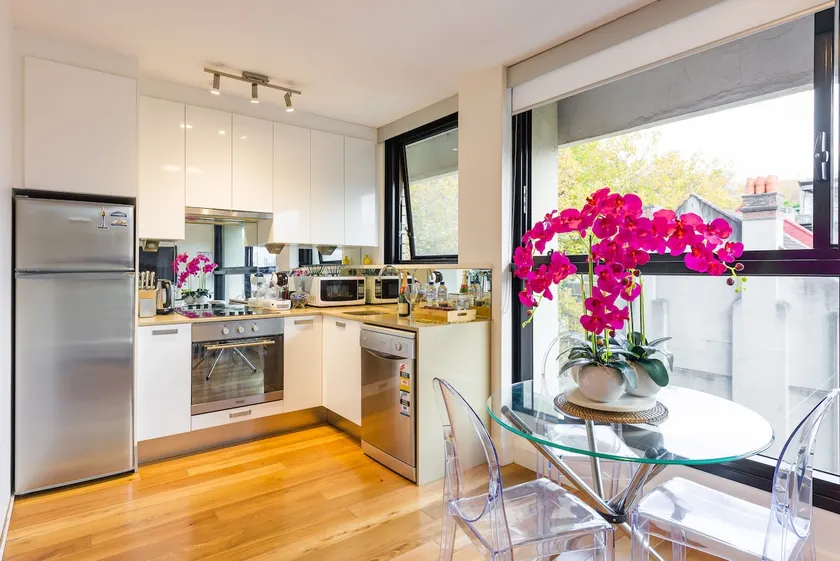 CharmingCityPad Modern Sunlit w/Views Walk Syd CBD - Image 1