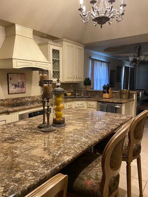 Spacious Casa Del Norte-1 mile from Mall - Image 1