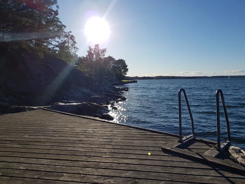 Beachfront villa with access to private dock/jetty - Image 1