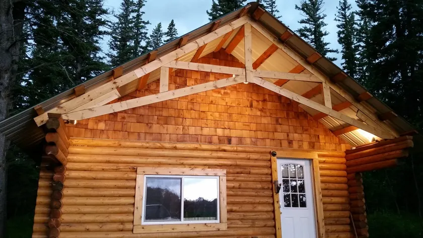 Log cabin on the James River in Alberta - Image 1