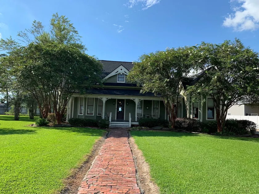 The River Retreat: Historic Home on Water - Image 1