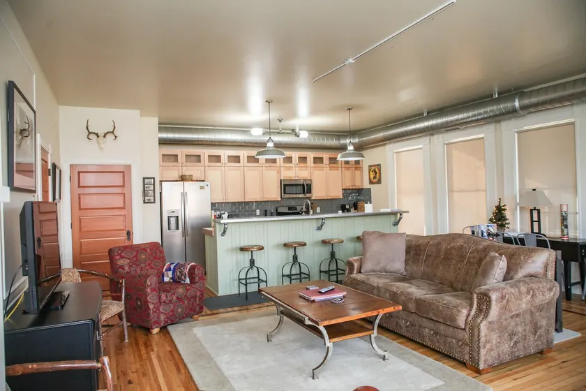 Vintage Luxury Condo in Downtown Livingston - Image 1