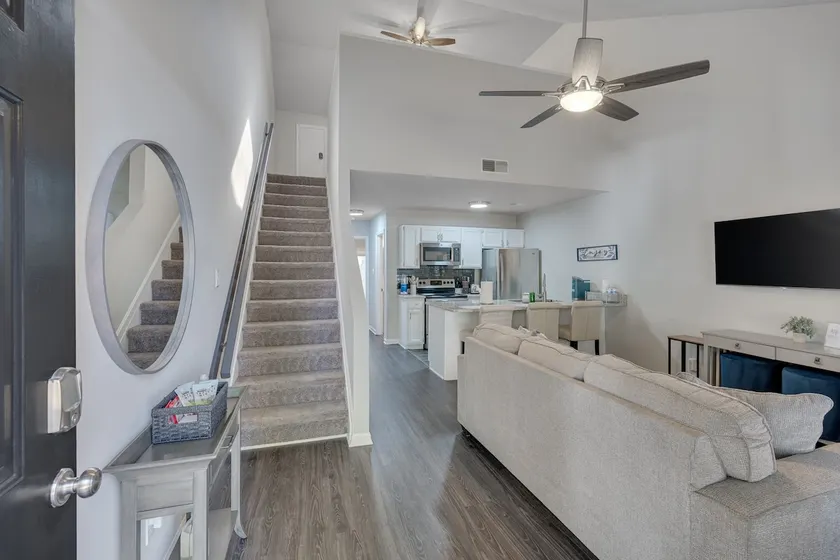 Modern 1BR Loft Near Nature Park, Downtown & Duke - Image 1