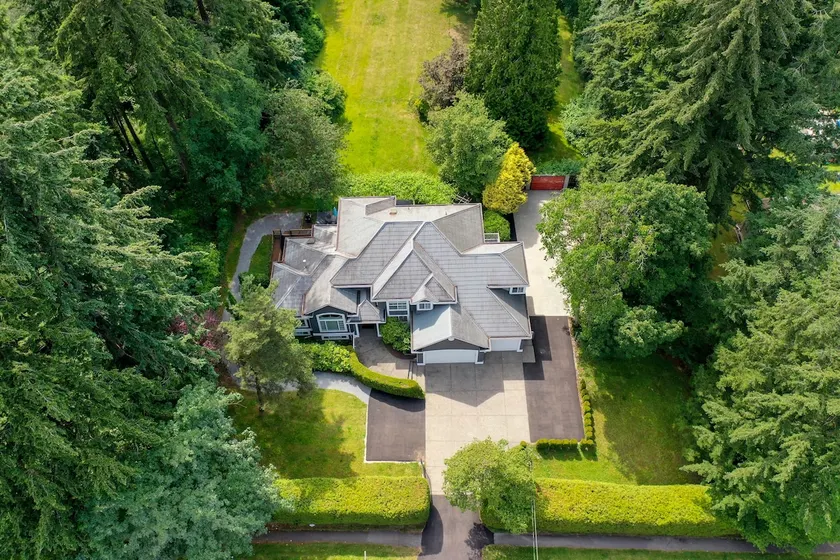 Cheerful 7 bedroom home C/W hot tub, 1.6 Acre lot - Image 1