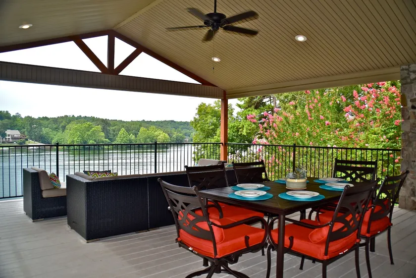 Stunning Hot Springs Getaway on Lake Hamilton - Image 1