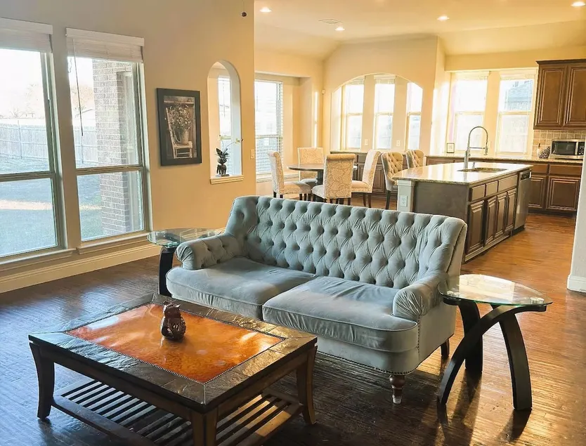 Luxurious 4br, 3.5 bath, office, game & media room - Image 1