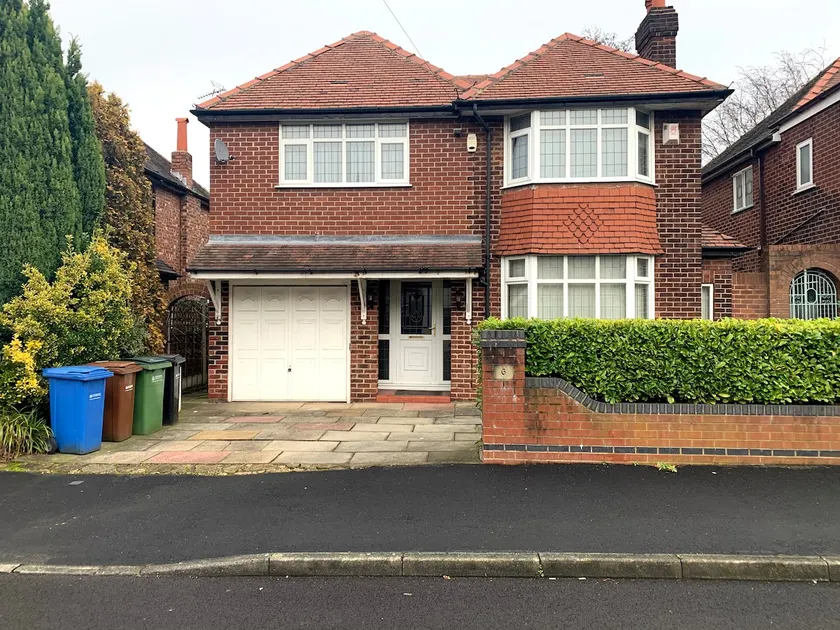 Lovely 4 bed House close to Manchester Airport. - Image 1