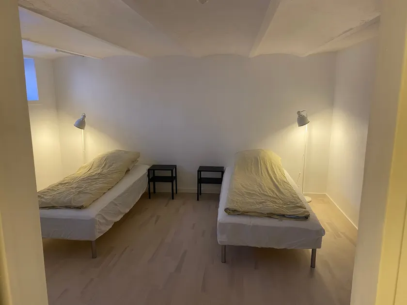 Nice and bright basement apartment - Image 1