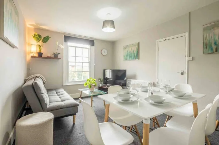 Cambridge 3 bedroom flat with private parking - Image 1