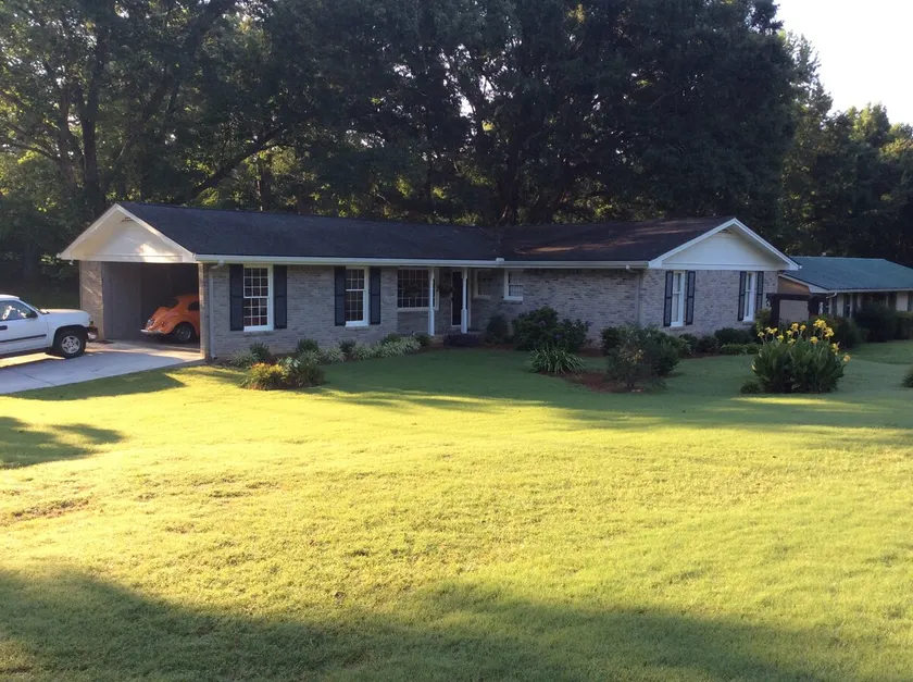 Beautiful 2 BR/1 BA Apartment. HS Internet - Image 1