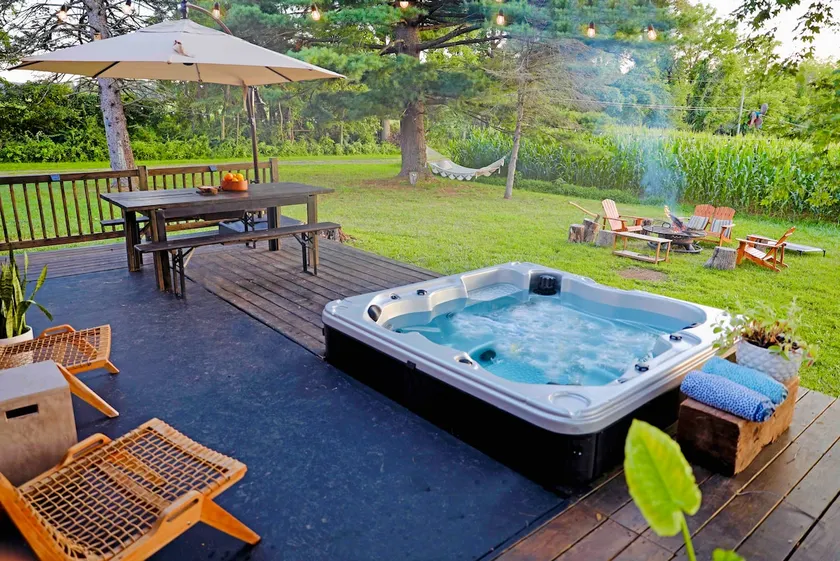 Countryside Villa on 13 Acres with Outdoor Hot Tub - Image 1