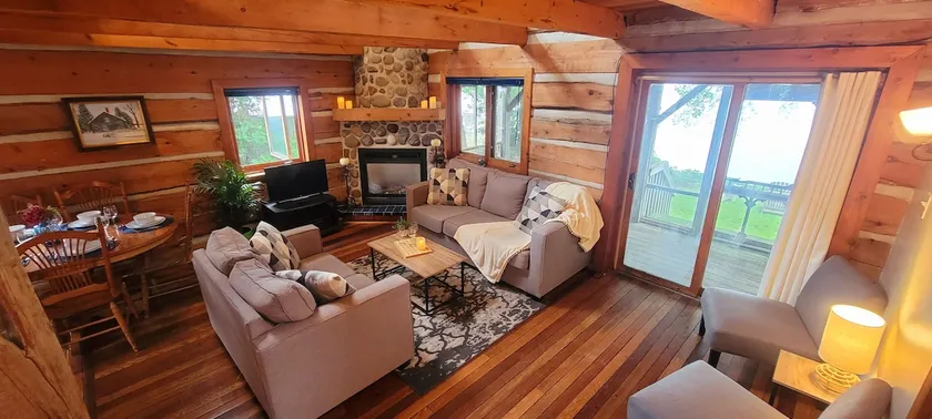 Canadian Classic Waterfront Cottage - Image 1