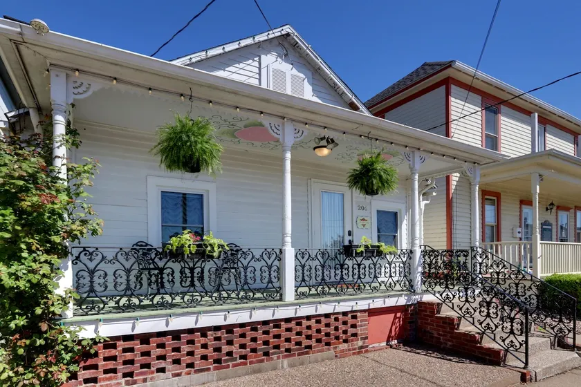 The Rose Cottage in historic downtown Hannibal - Image 1