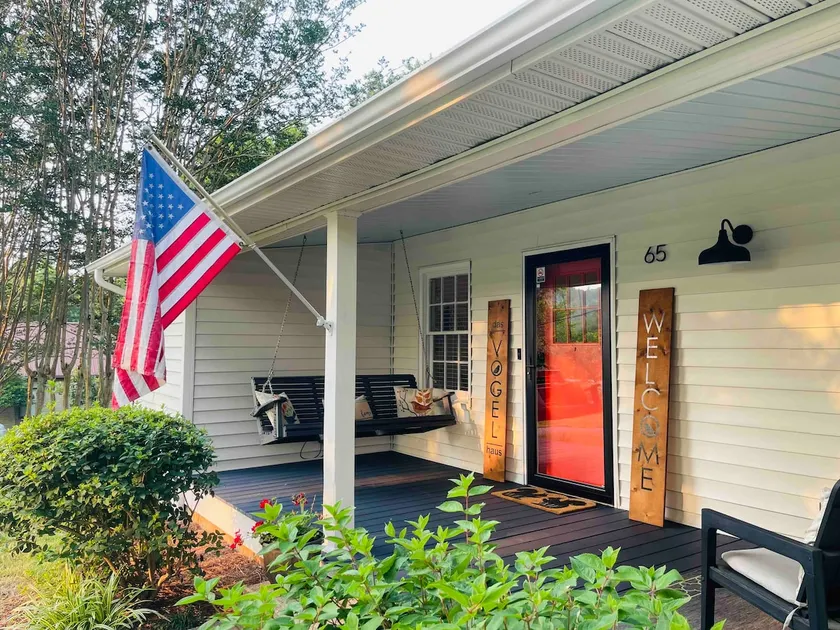 {Das Vogel Haus} Cheerful cottage getaway in Helen - Image 1