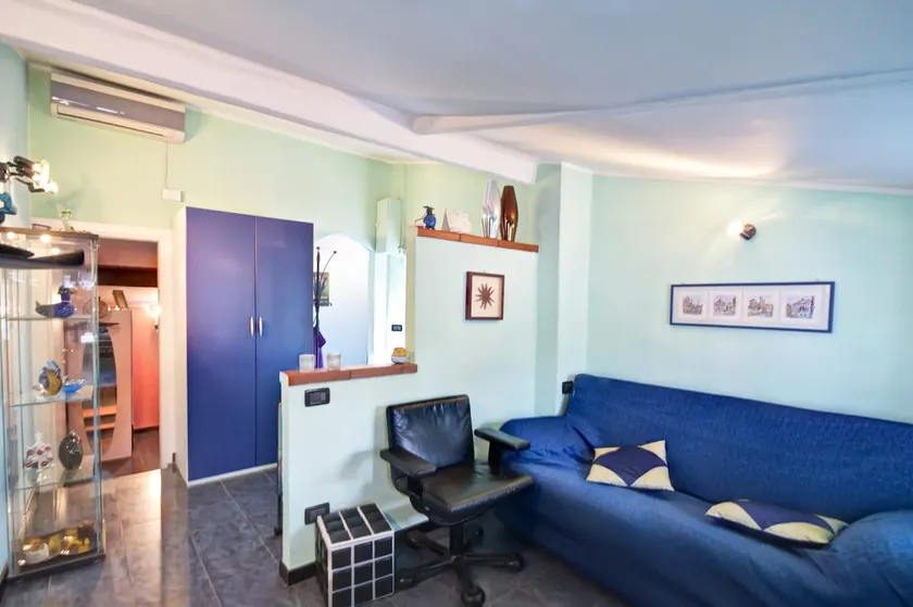 Mini Attic withTerrace at 270° View - Image 1