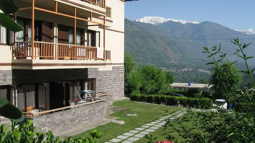 Two Bedroom Apartment, parking ,pristine snow view - Image 1