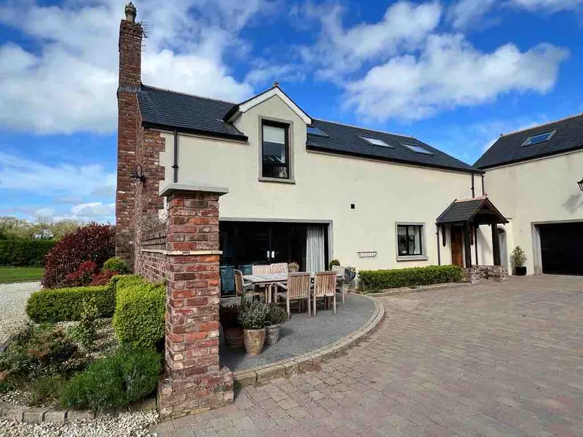 Courtyard Guesthouse with country views - Image 1