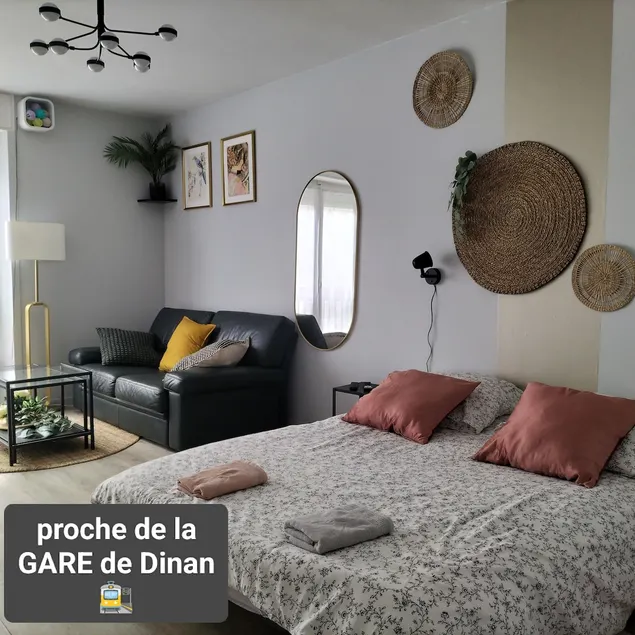 ​Bright Studio with Garage, Close to Train Station & Downtown - Image 1