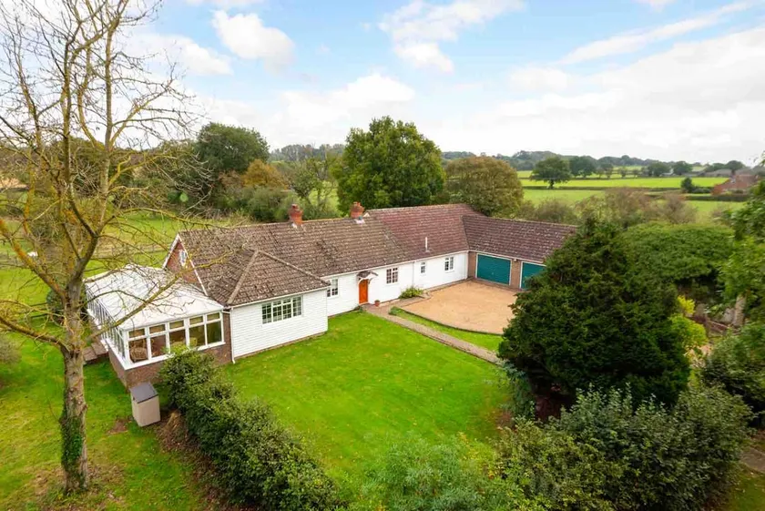 Kent Country Cottage in “Garden of England” - Image 1