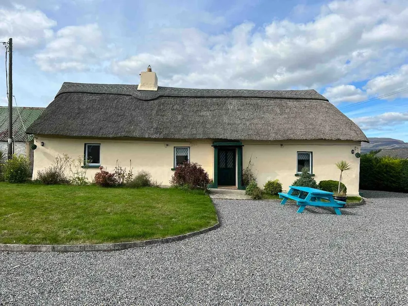 Modern thatch cottage between the mountains & sea - Image 1