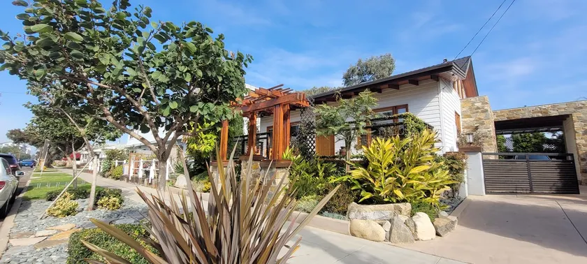 Beach & Downtown-Adjacent, Freestanding House - Image 1