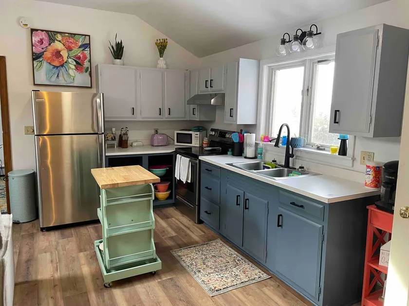 Colorful, Cheerful & Close to downtown Apartment! - Image 1