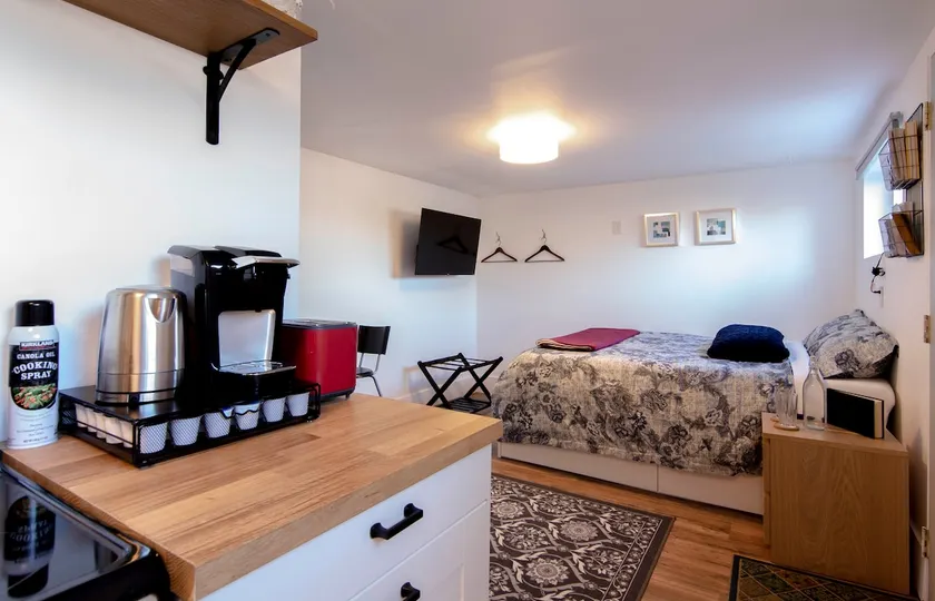 Cute Studio and Breakfast with Yard and Nearby Bus - Image 1