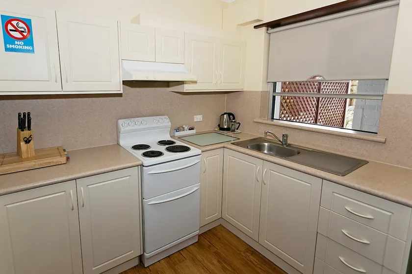 Dolphin Lodge - SELF CONTAINED-3 Bdrm Apartments - 1 night - Image 1