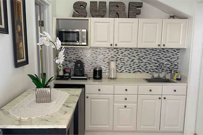 Bright Furnished Coastal Retreat - Image 1