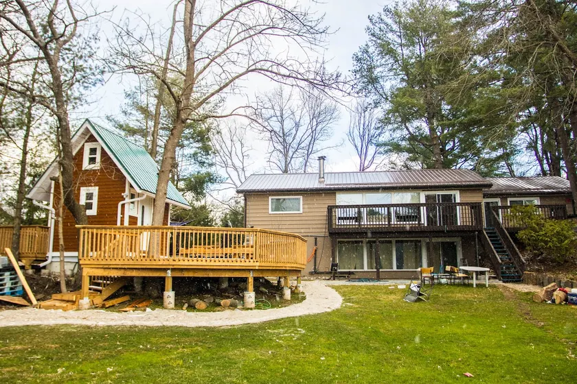 Luxury Waterfront Cottage with Hot Tub in Downtown Washago, Ontario - Image 1