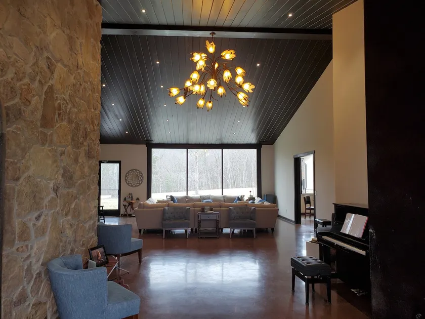 5 minutes to VT Sleeps 10-12 Pool & 110 acres - Image 1