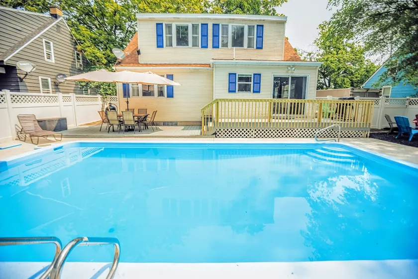 Huge pool home close to Downtown GR & airport - Image 1
