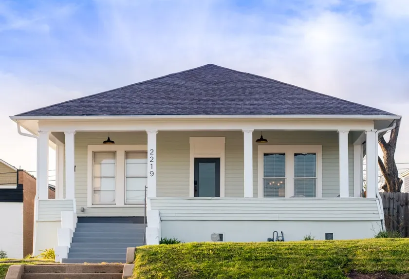 Entdecken Sie Uptown Waco vom liebevoll renovierten Bungalow aus den 1930er Jahren - Image 1