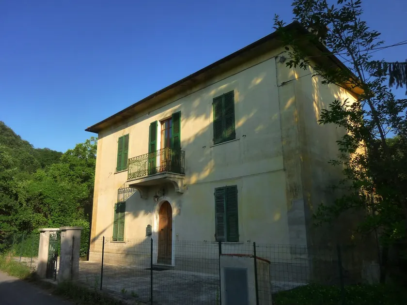 Beautiful rustic Tuscan villa overlooking the medieval village of Bagnone - Image 1