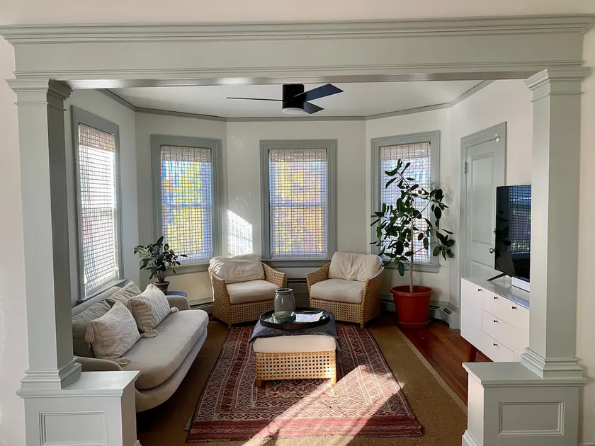Charming 2 bedroom apartment w/ off-street parking - Image 1