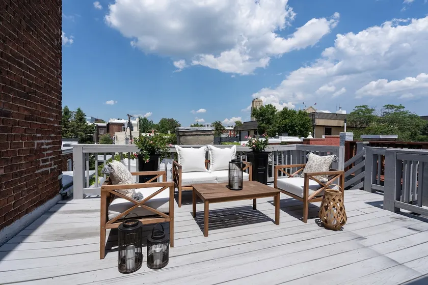 Chic Downtown Apt with Rooftop Deck & Parking - Image 1