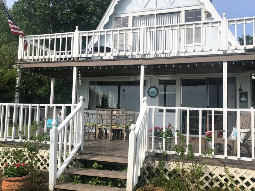 Cottage on the Lake - Image 1