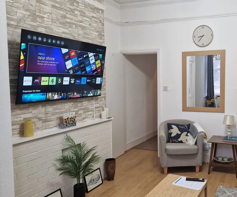 Spacious 1 Br Lincoln City Centre Amenities, free Parking - Image 1