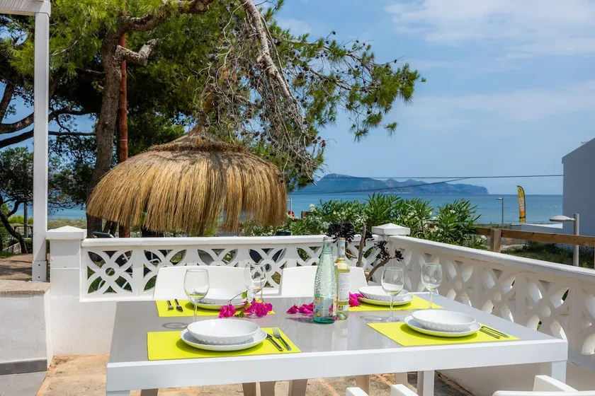 Enjoy Villa Pura Vida on the beachfront - Image 1