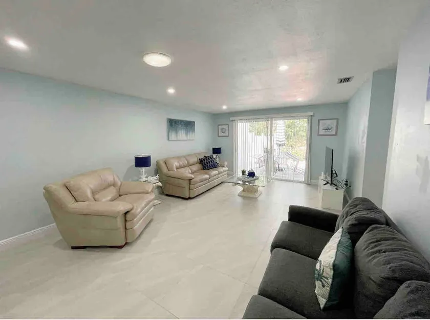 Coastal themed home near beach and airport - Image 1