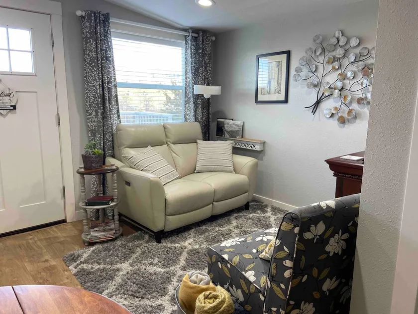 River views and open spaces. Quiet and private apt - Image 1
